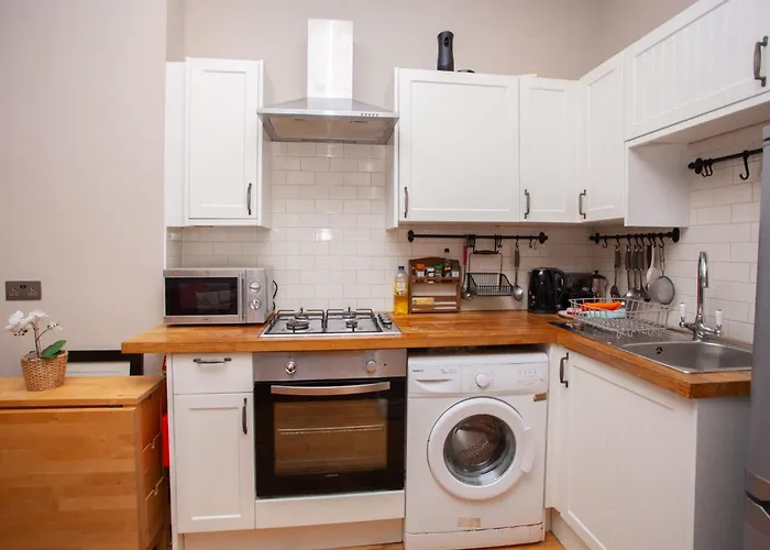 Beautiful 2 Bed Apartment Rose St