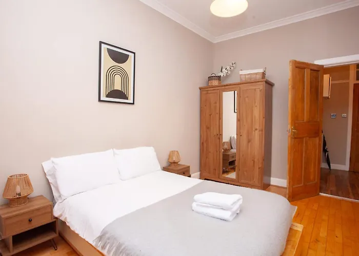 Beautiful 2 Bed Apartment Rose St